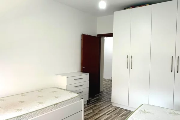 Shtepi ne shitje Apartament ne Tirane, 2+1, Mobilimi E mobiluar, Pagesa 26,000,000  Leke.