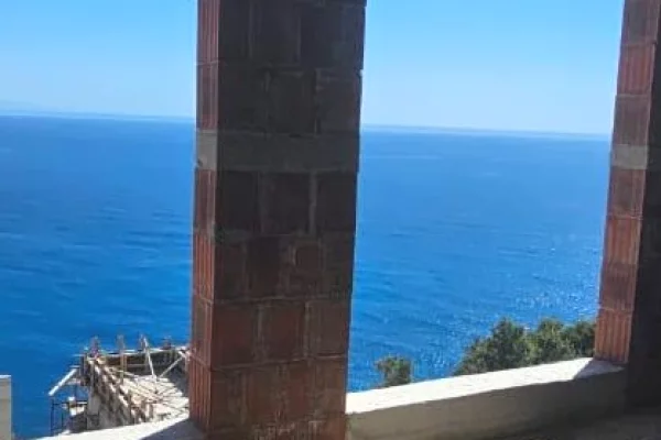 Shtepi ne shitje Apartament ne Himare, 1+1, Mobilimi Bosh, pa mobiluar, Pagesa 303,800  Euro.