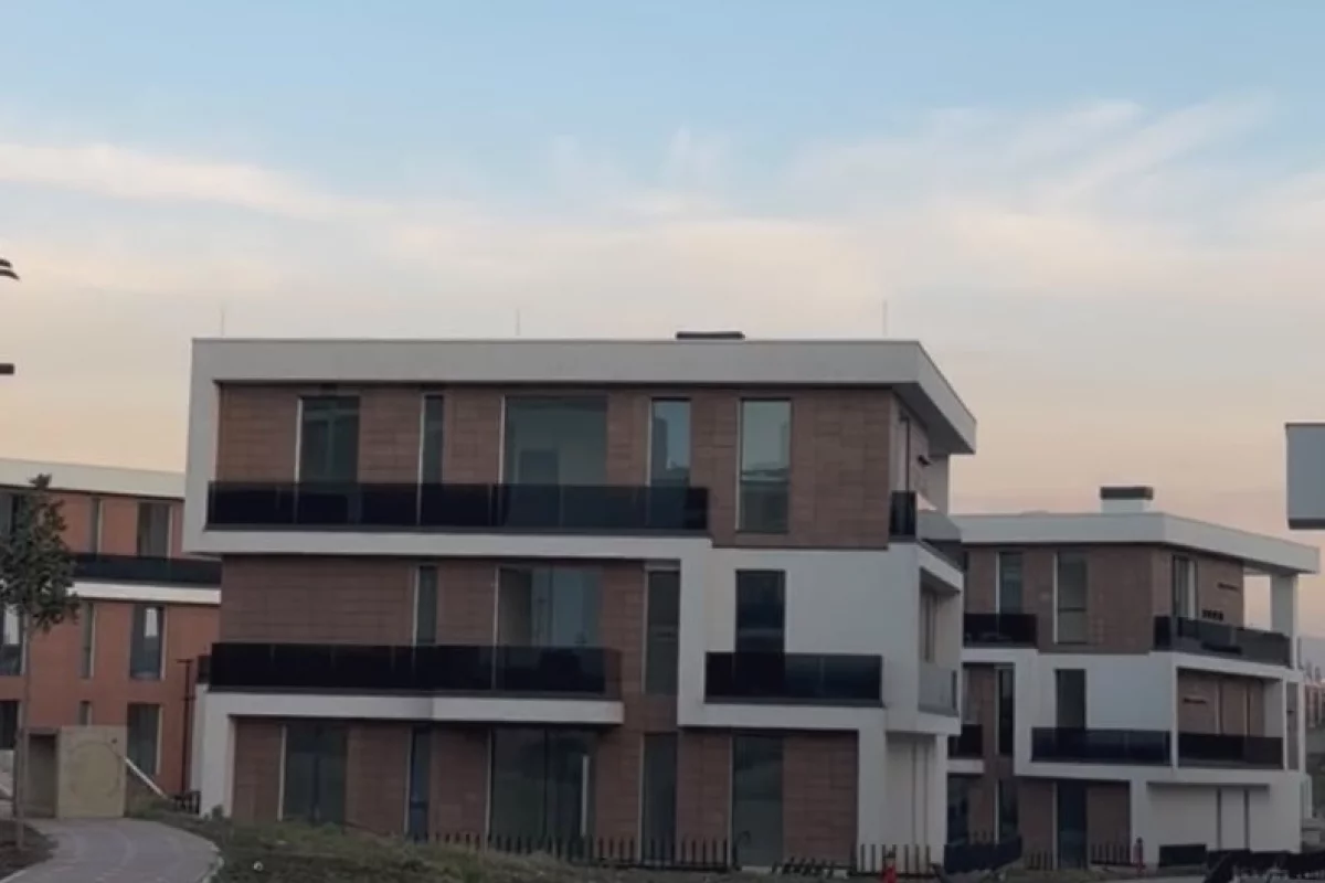 Shtepi ne shitje Apartament ne Tirane, 1+1, Mobilimi Bosh, pa mobiluar, Pagesa 225,000  Euro.
