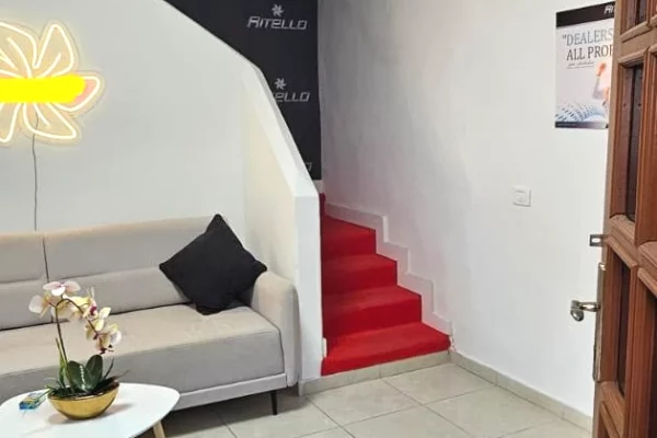 Ambient biznesi me qera 3+1 ne Tirane - 50,000 Leke