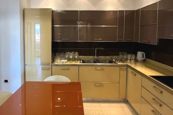 Shtepi me qera 4+1 ne Tirane - 350,000 Leke