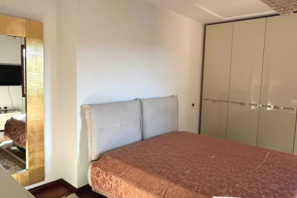 Shtepi me qera Apartament ne Tirane, 4+1, Mobilimi E mobiluar, Pagesa 350,000  Leke.