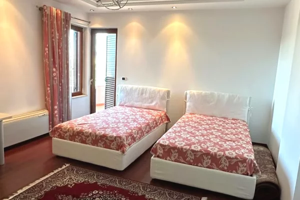 Shtepi me qera Apartament ne Tirane, 4+1, Mobilimi E mobiluar, Pagesa 350,000  Leke.