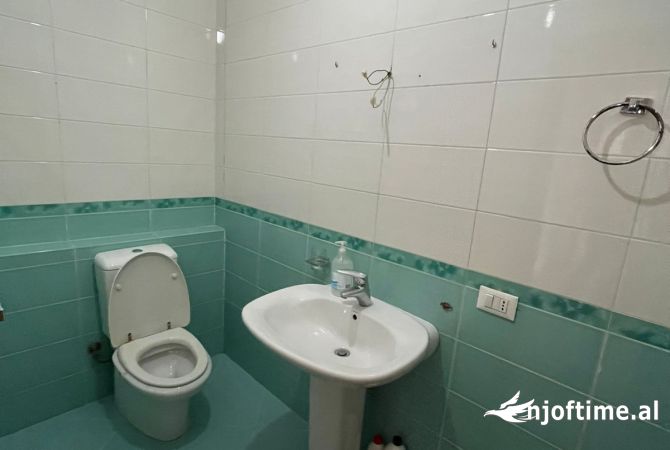 Ambiente Commerciale in Affitto 1+1 a Tirana - 1,500 Euro