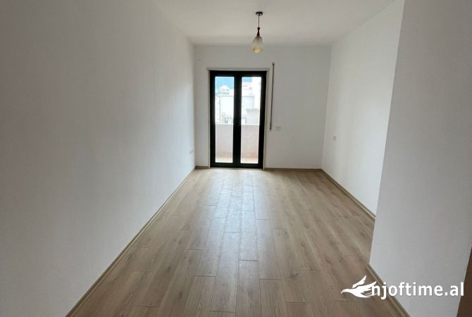 Ambiente Commerciale in Affitto 1+1 a Tirana - 1,500 Euro