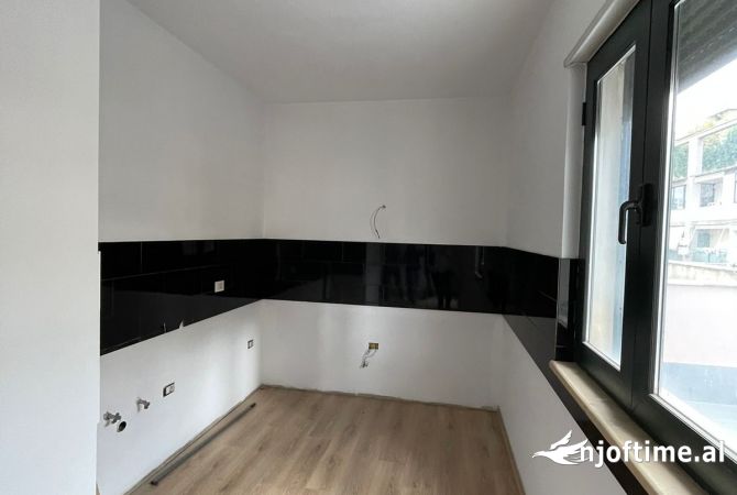 Ambiente Commerciale in Affitto 1+1 a Tirana - 1,500 Euro