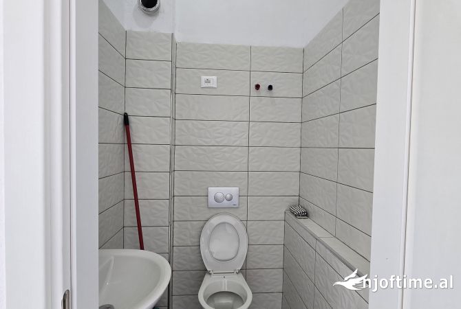 Ambiente Commerciale in Affitto 1+1 a Tirana - 500 Euro