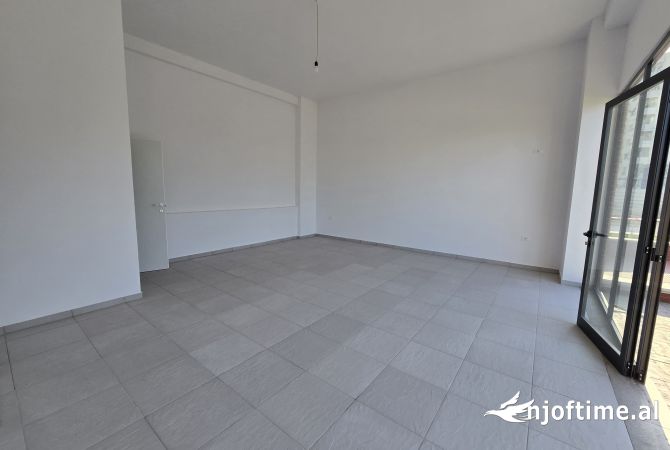 Ambiente Commerciale in Affitto 1+1 a Tirana - 500 Euro
