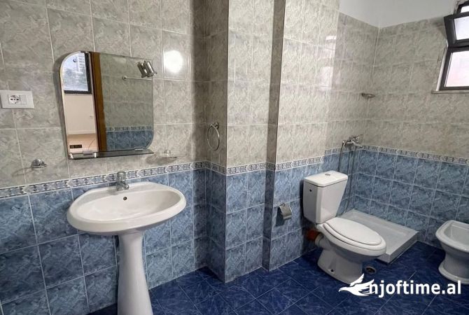 Ambiente Commerciale in Affitto 3+1 a Tirana - 800 Euro