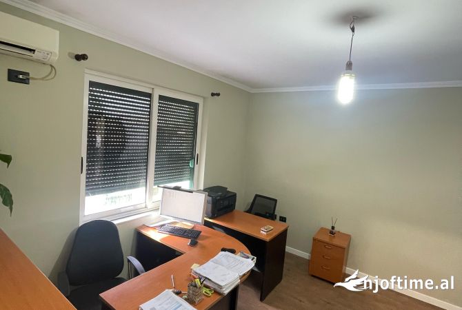 Ambiente Commerciale in Affitto 3+1 a Tirana - 650 Euro