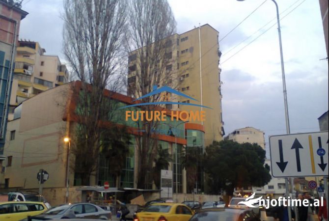 Ambiente Commerciale in Affitto 1+1 a Tirana - 3,000 Euro