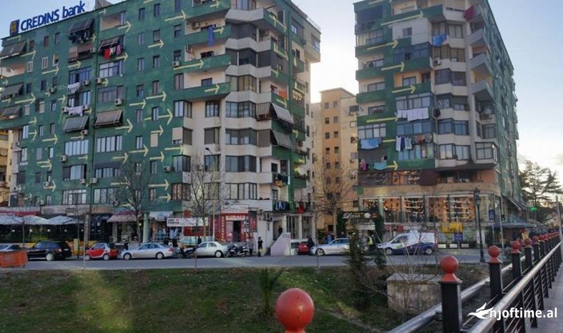 Shiten 2 Ambiente Biznesi tek Pallati me Shigjeta 