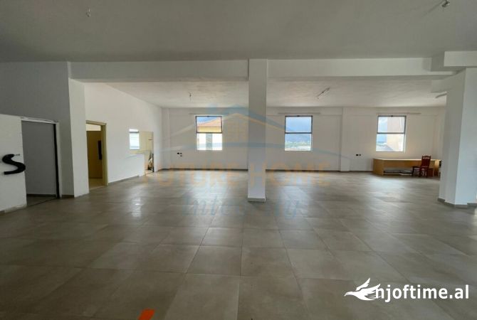 Ambiente Commerciale in Affitto 3+1 a Tirana - 1,100 Euro