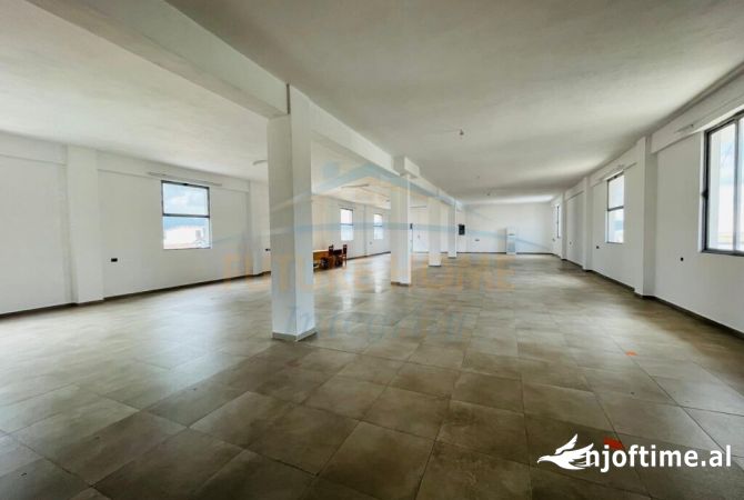 Ambiente Commerciale in Affitto 3+1 a Tirana - 1,100 Euro