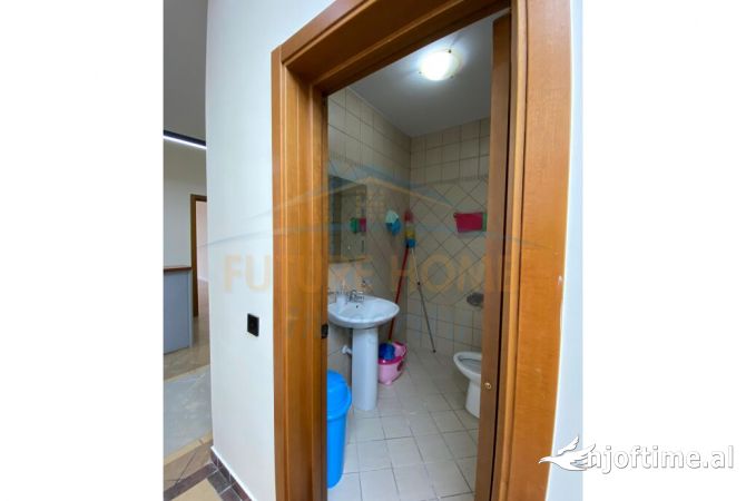 Ambiente Commerciale in Affitto 3+1 a Tirana - 4,500 Euro