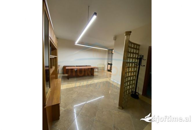 Ambiente Commerciale in Affitto 3+1 a Tirana - 4,500 Euro