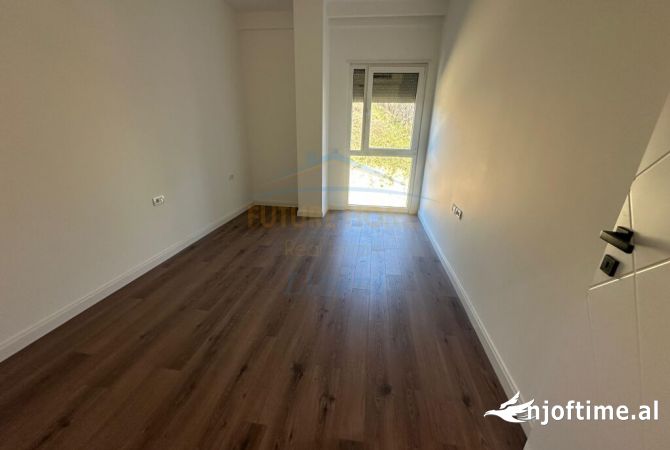 Shtepi ne shitje Apartament ne Tirane, 4+1, Mobilimi Bosh, pa mobiluar, Pagesa 520,000  Euro.