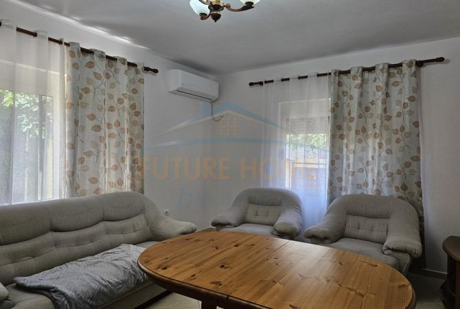 Qera, Apartament 3+1+2, Rruga Shyqyri Ishmi, Tiranë. Apartamenti ndodhet pranë Xhamisë së Tabakëve.