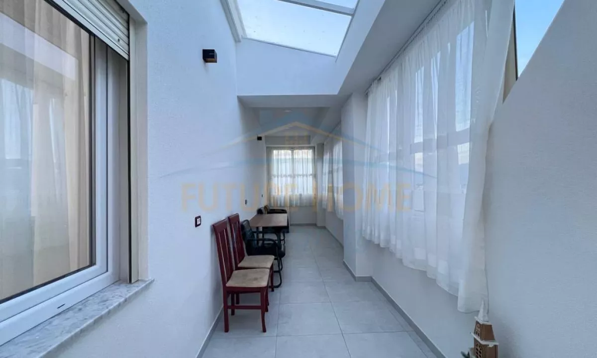 Shtepi ne shitje Apartament ne Tirane, 2+1, Mobilimi E mobiluar, Pagesa 258,000  Euro.