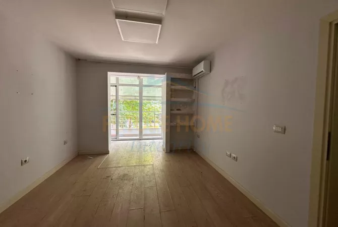 Shitet, Apartament 2+1, Sheshi Wilson, Tiranë.