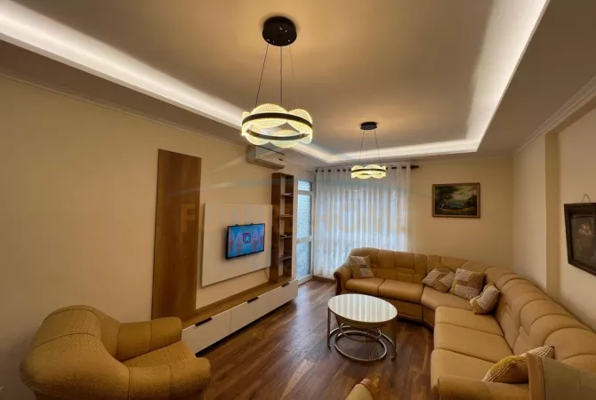 Shtepi ne shitje Apartament ne Tirane, 1+1, Mobilimi E mobiluar, Pagesa 160,000  Euro.