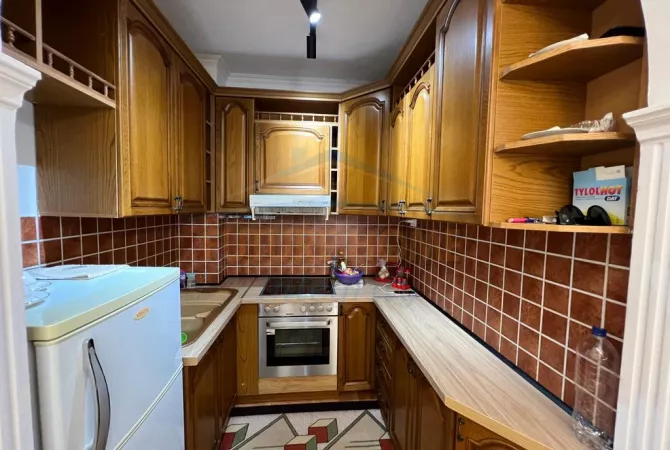 Shtepi ne shitje Apartament ne Tirane, 1+1, Mobilimi E mobiluar, Pagesa 160,000  Euro.