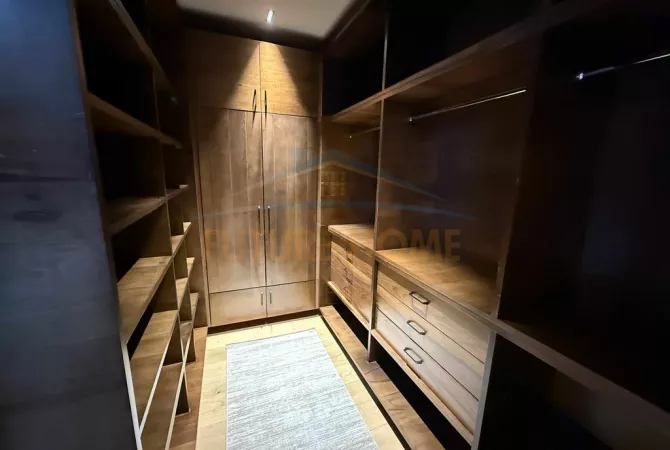 Shtepi ne shitje Apartament ne Tirane, 3+1, Mobilimi E mobiluar, Pagesa 700,000  Euro.