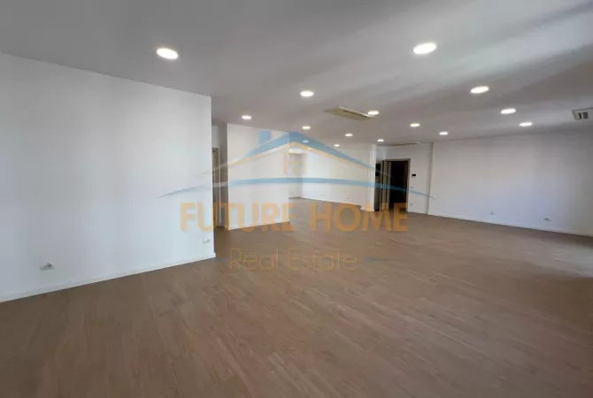 Disponojme ambient per zyra me qira me vendndodhje tek Hilton Garden Inn Tirana, Bulevardi Gjergj Fi