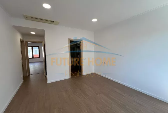 Disponojme ambient per zyra me qira me vendndodhje tek Hilton Garden Inn Tirana, Bulevardi Gjergj Fi