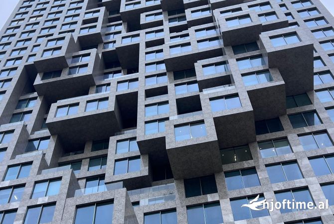 Ambiente Commerciale in Affitto 3+1 a Tirana - 4,200 Euro