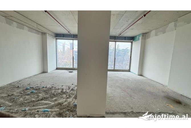 Ambiente Commerciale in Affitto 1+1 a Tirana - 3,800 Euro