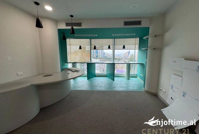 Ambiente Commerciale in Affitto 3+1 a Tirana - 13,000 Euro