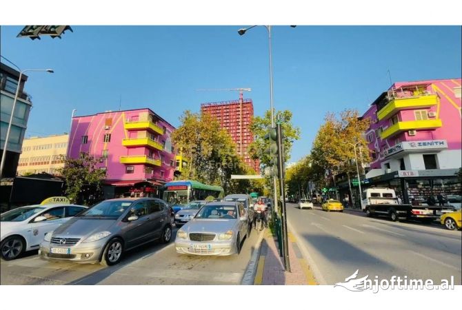 Ambiente Commerciale in Affitto 3+1 a Tirana - 5,500 Euro