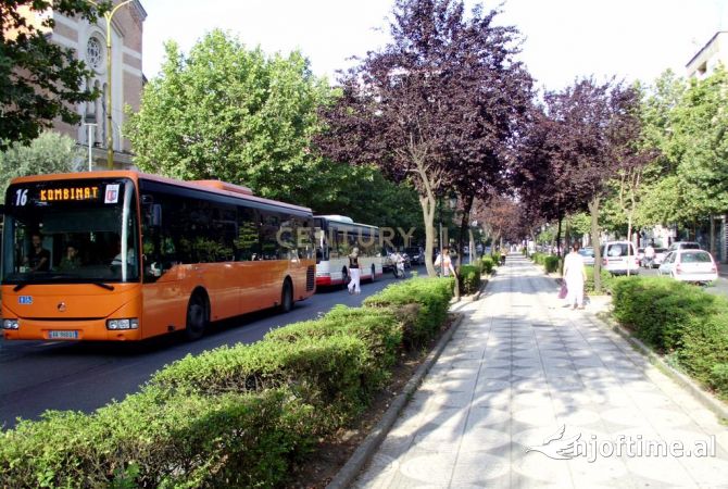 Ambiente Commerciale in Affitto 3+1 a Tirana - 5,500 Euro