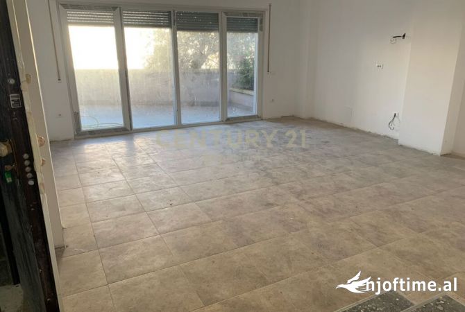 Shtepi ne shitje Duplex(shtepi me 2 kate) ne Tirane, 2+1, Mobilimi Bosh, pa mobiluar, Pagesa 250,000  Euro.