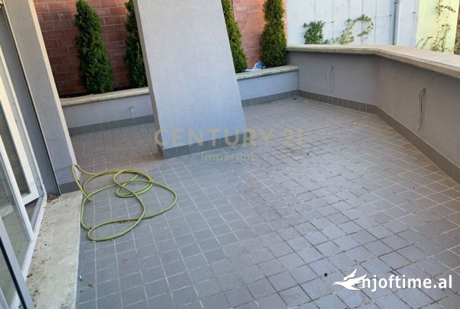 Shtepi ne shitje Duplex(shtepi me 2 kate) ne Tirane, 2+1, Mobilimi Bosh, pa mobiluar, Pagesa 250,000  Euro.