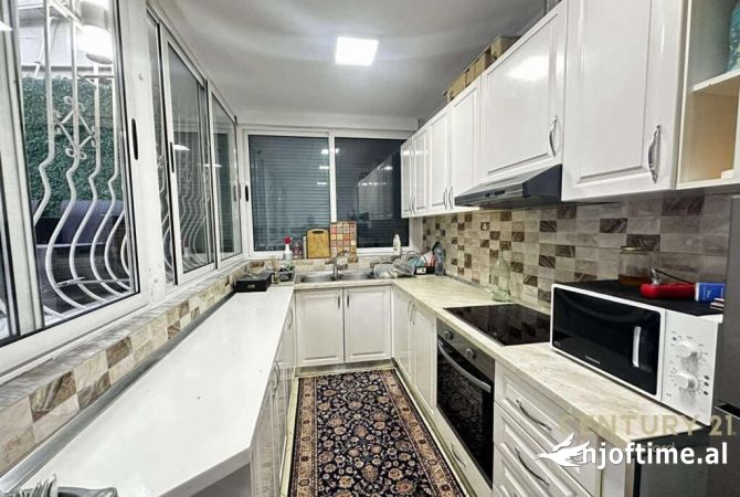 Shtepi ne shitje Apartament ne Tirane, 2+1, Mobilimi E mobiluar, Pagesa 159,000  Euro.
