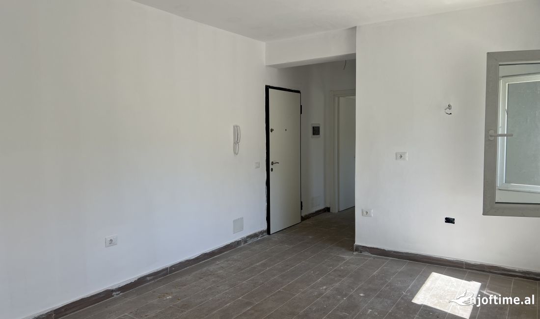 Shtepi ne shitje Apartament ne Tirane, 1+1, Mobilimi Bosh, pa mobiluar, Pagesa 90,000  Euro.