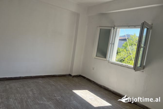 Shtepi ne shitje Apartament ne Tirane, 1+1, Mobilimi Bosh, pa mobiluar, Pagesa 90,000  Euro.