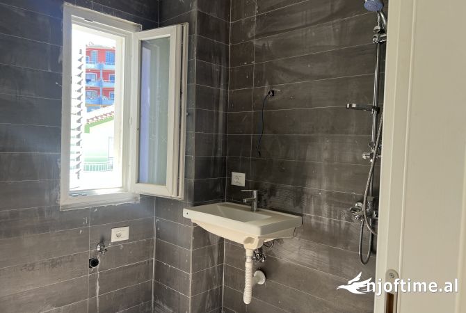 Shtepi ne shitje Apartament ne Tirane, 1+1, Mobilimi Bosh, pa mobiluar, Pagesa 90,000  Euro.