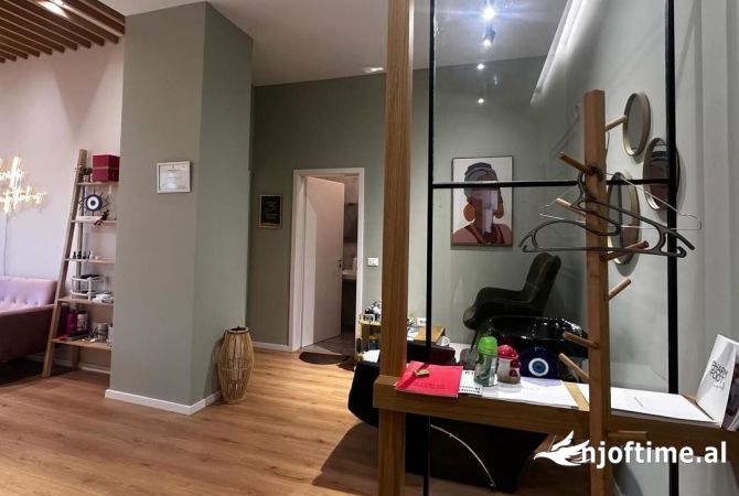 Ambient biznesi me qera  700Euro/muaj,21 Dhjetori 