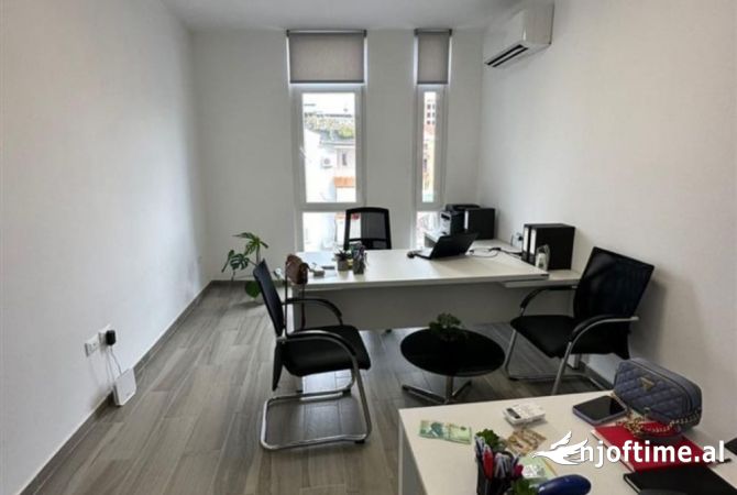 Apartament per Zyra 1+1, Komuna e Parisit Kika, 450 euro/muaj