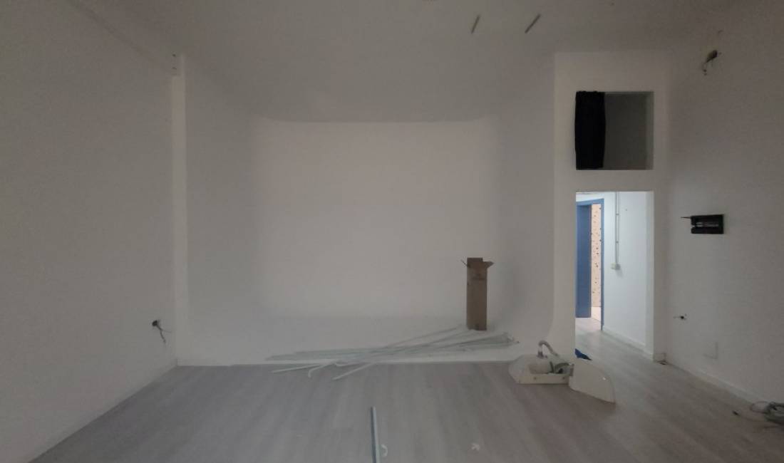 Shitet ambient biznesi tek Rruga Mihal Grameno