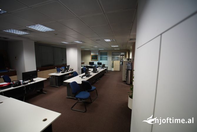 Ambiente Commerciale in Affitto 3+1 a Tirana - 9,300 Euro