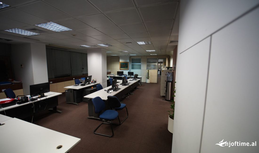 Jepet me Qira Ambient per Biznes tek Rruga e Kavajes