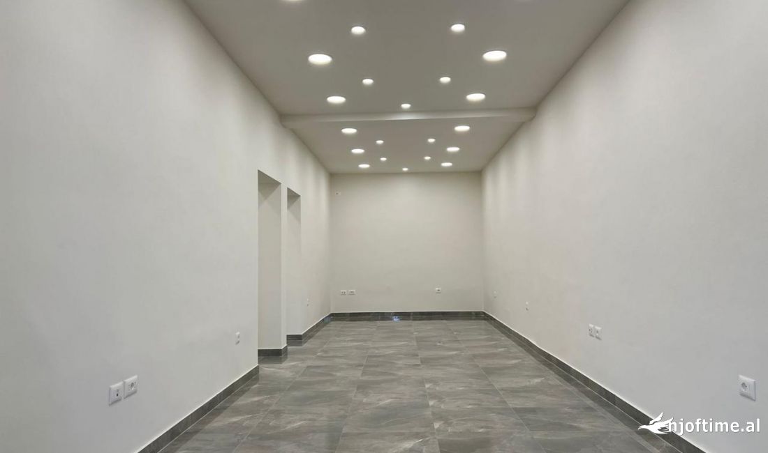 Shitet dyqan tek Stadiumi Dinamo, rruge kryesore