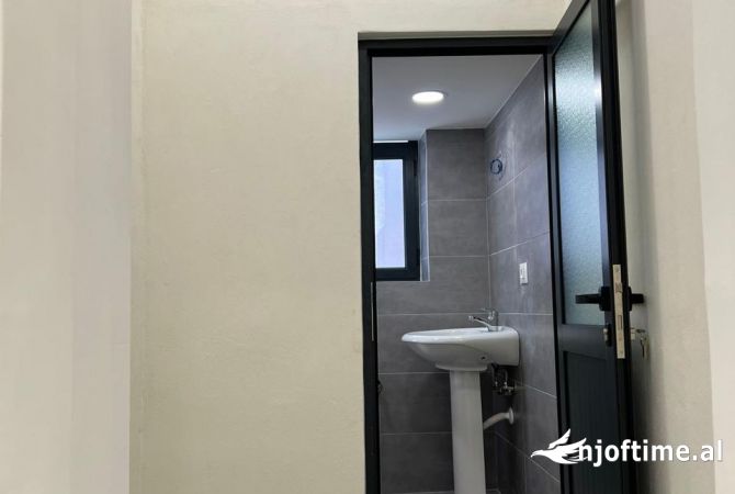 Shitet dyqan tek Stadiumi Dinamo, rruge kryesore