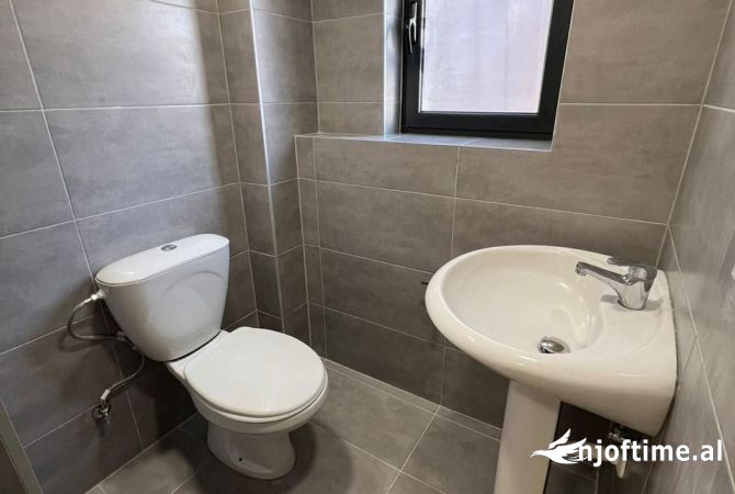 Shitet dyqan tek Stadiumi Dinamo, rruge kryesore