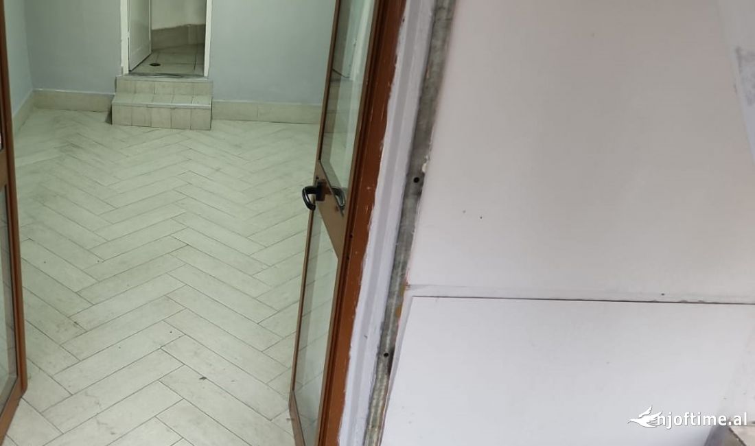 Jepet dyqan me qira, Stacioni i Trenit, rruge kryesore, prane burgut, Credins Bank