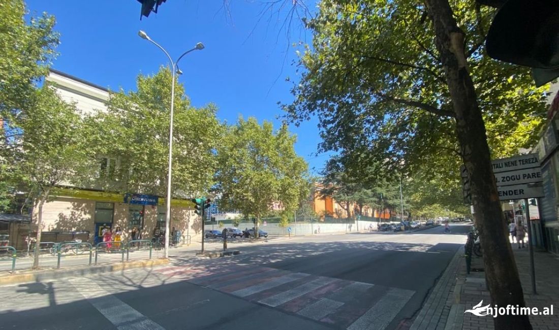 Shitet Dyqan tek Stacioni i Trenit, prane Burgut